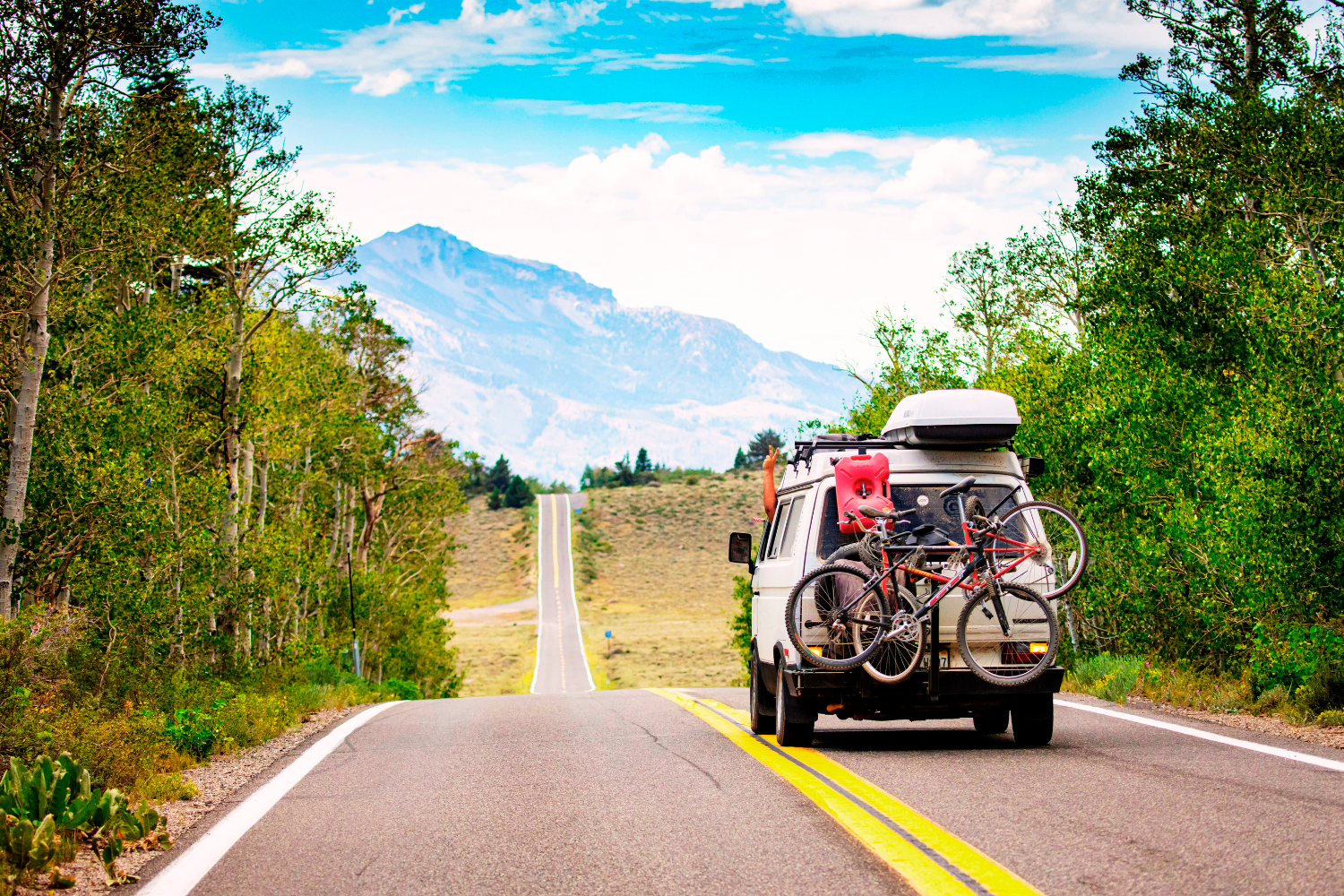 Coche todoterreno sobre carretera